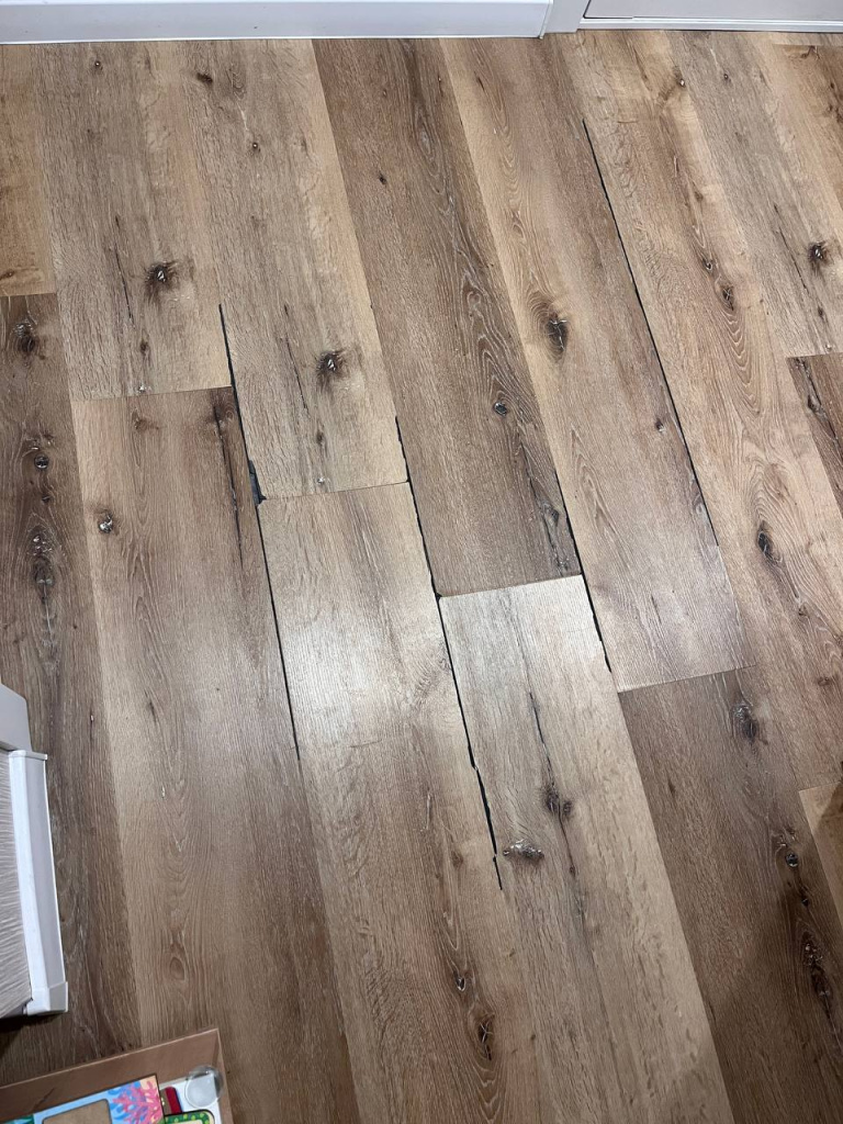 Сломанные замки SPC покрытия крупным планом