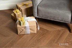 Фото Виниловая плитка Vinilam Parquet Chevron Glue I1651102 Плезир 