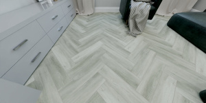 Виниловая плитка Salag Herringbone Chateau в интерьере фото