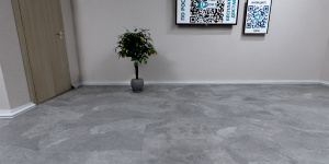 Виниловая плитка Moduleo Roots 55 EIR Mustang Slate 70939XL в интерьере