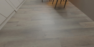 Виниловая плитка Art TILE HIT AT754 Дуб Купера на полу